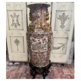 526 - CHINESE FAMILLE ROSE PORCELAIN TEMPLE JAR