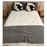 R - QUEEN PILLOWS & BEDDING (A4)