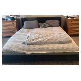 R - KING PLATFORM BED, MATTRESS, BEDDING (M4)