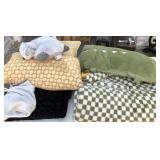 P - MIXED LOT OF PILLOWS (A58)
