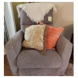 U - LA-Z-BOY POWER RECLINER WITH PILLOWS (L10)