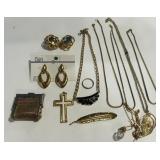 LOT OF VINTAGE GOLDTONE JEWELRY