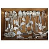 U - LOT OF VINTAGE SERVING UTENSILS (L35)