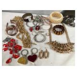 11 - MIXED LOT OF COSTUME JEWELRY (C84)
