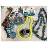 443 - MIXED LOT OF COSTUME JEWELRY (J75)