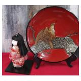 530 - DECORATIVE PLATE & GEISHA DOLL (C109)