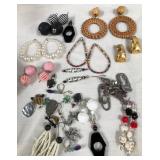 443 - MIXED LOT OF COSTUME JEWELRY (J62)