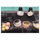 11 - SIX COSTUME JEWELRY RINGS (F223)
