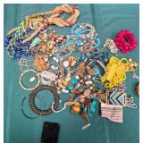 11 - MIXED LOT OF COSTUME JEWELRY (F232)