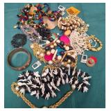 11 - MIXED LOT OF COSTUME JEWELRY (F210)
