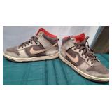 11 - PAIR OF NIKE SHOES SIZE 8.5 (F199)