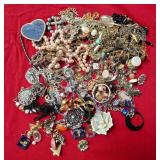 11 - MIXED LOT OF COSTUME JEWELRY (F209)