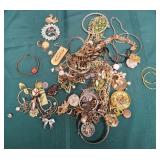 11 - MIXED LOT OF COSTUME JEWELRY (F233)