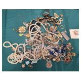 11 - MIXED LOT OF COSTUME JEWELRY (F226)