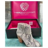 11 - PAIR OF VINCE CAMUTO BOOTS SIZE 5.5 (F73)