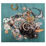 11 - MIXED LOT OF COSTUME JEWELRY (F212)