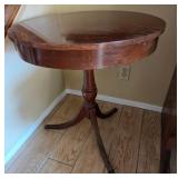 J2 - VINTAGE PEDESTAL, HAND-MADE DOILY (R34)