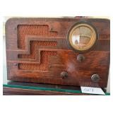 J3 - ANTIQUE 1938 PHILCO MODEL 38-62 TUBE RADIO