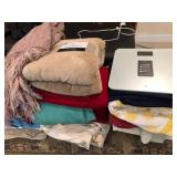 J3 - DIGITAL BATHROOM SCALE & BLANKETS (M33)