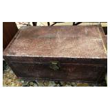 J3 - VINTAGE STORAGE CHEST (M32)