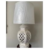 O - WHITE PORCELAIN TABLE LAMP WITH SHADE (N11)