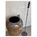 O - DECORATIVE POT & WROUGHT IRON STAND (G140)