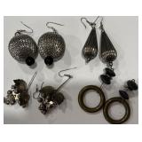 LOT OF COSTUME EARRINGS (A56)