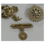 VINTAGE PEARL BROOCHES (A20)