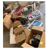 J1 - HUGE LOT OF CHRISTMAS DECORATIONS (G15)