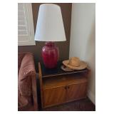 J1 - SIDE TABLE, TABLE LAMP, STRAW HAT (M25)
