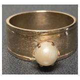 700 - 10K GOLD & PEARL RING SIZE 9 (39)
