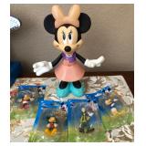 J1 - DISNEY CHARACTER COLLECTIBLE SET (D130)