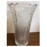 J1 - VINTAGE CLEAR GLASS VASE (D313)