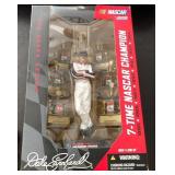 J1 - DALE EARNHARDT CHAMPION FIGURE (D17)