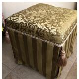 J1 - VINTAGE UPHOLSTERED OTTOMAN FOOTSTOOL (D189)