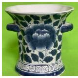 513 - BLUE & WHITE PORCELAIN URN W/ HANDLES (F111)