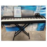 513 - YAMAHA DIGITAL KEYBOARD ON STAND SM1