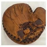 S2 - VINTAGE LEATHER BASEBALL CATCHER'S MITT (G56)