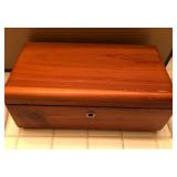 J1 - VINTAGE WOOD STORAGE TRUNK CHEST (B68)
