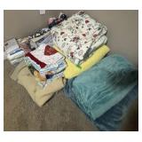 J4 - LOT OF ASSORTED BEDDING AND LINENS (H11)