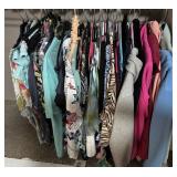 J4 - LOT OF ASSORTED WOMENS CLOTHING ON HANGERS