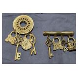 J4 - LOT OF BRASS CHARMS AND KEYS (140)