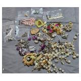 J4 - LOT OF VINTAGE COSTUME JEWELRY CHARMS (L77)