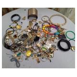 11 - MIXED BAG OF COSTUME JEWELRY (U72)