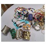 11 - MIXED BAG OF COSTUME JEWELRY (U71)