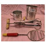 540 - VINTAGE KITCHEN TOOLS LOT (E31)