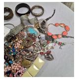 11 - MIXED BAG OF COSTUME JEWELRY (U73)