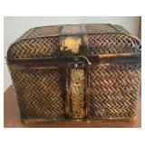 N1 - LOT OF VINTAGE WOVEN TRUNK WITH CONTENTS
