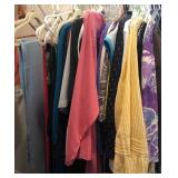N1 - LOT OF ASSORTED WOMENS CLOTHING (M11)