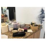 N1 - LOT OF BATHROOM ACCESSORIES AND DECOR (M14)